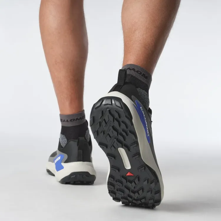 SALOMON GENESIS ZAPATILLA TRAIL HOMBRE BLACK/FRENCH BLUE DE PIE TRASERA, ARISTARUN