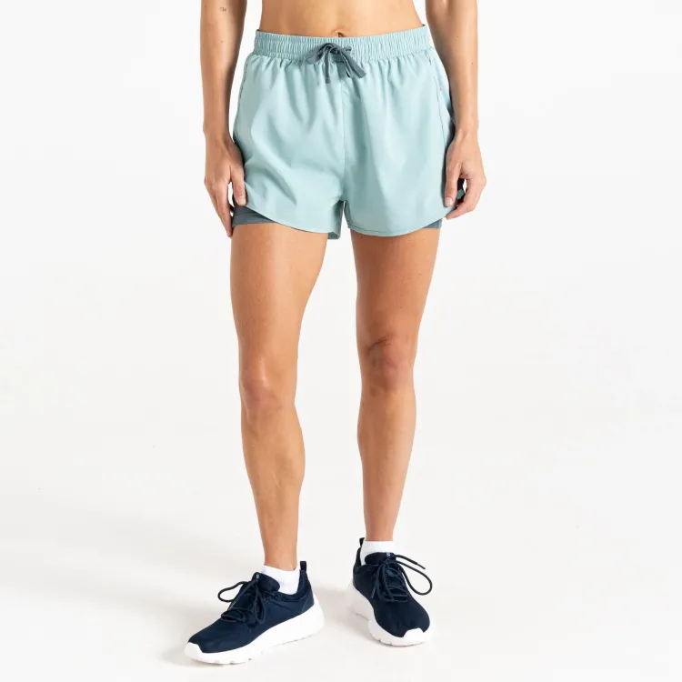 DARE2B PANTALON CORTO SPRINT UP SHORTS MUJER ACUA DELANTERA,ARISTARUN
