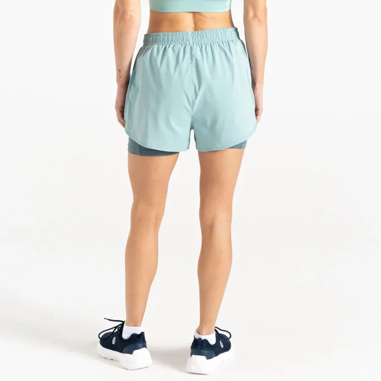DARE2B PANTALON CORTO SPRINT UP SHORTS MUJER ACUA TRASERA,ARISTARUN