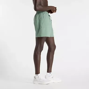 NEW BALANCE PANTALÓN CORTO SPORT ESSENTIALS VERDE HOMBRE LATERAL,ARISTARUN