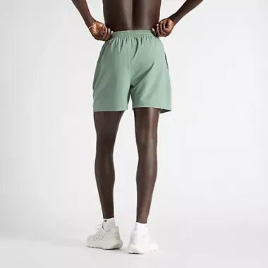 NEW BALANCE PANTALÓN CORTO SPORT ESSENTIALS VERDE HOMBRE TRASERA,ARISTARUN