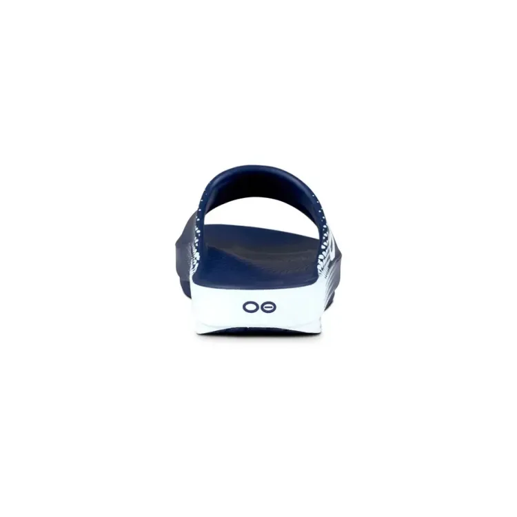 OOFOS OOAHH SPORT SANDALIA DE RECUPERACION MATRIX NAVY UNISEX VISTA TRASERA, ARISTARUN