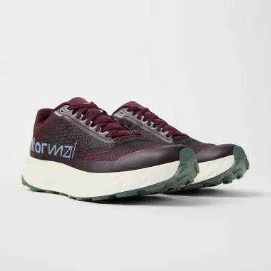 NNORMAL KJERAG 02 ZAPATILLAS TRAIL RUNNING BURGUNDY VISTA LATERAL,ARISTARUN