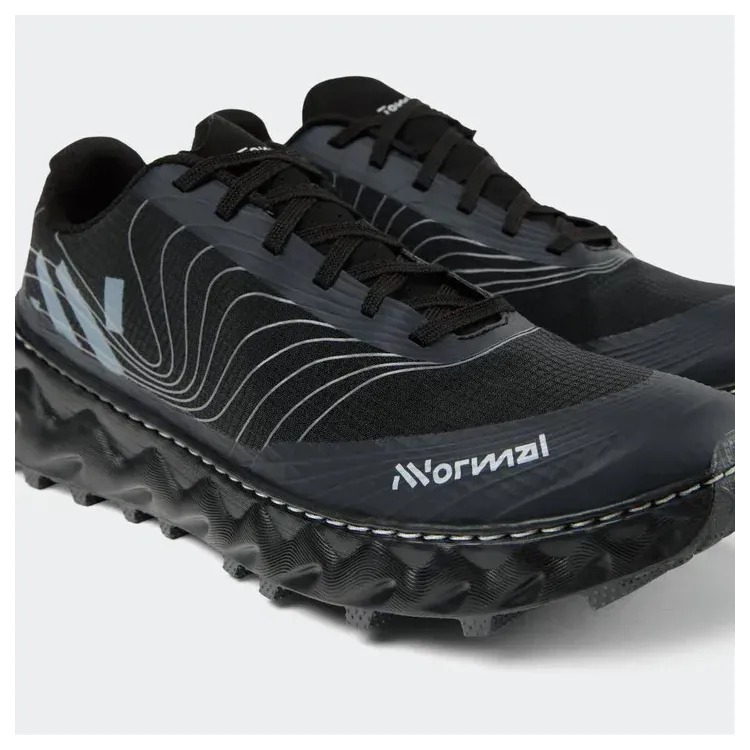 NNORMAL TOMIR 2.0 BLACK ZAPÀTILLAS TRAIL RUNNING UNISEX VISTA LATERAL,ARISTARUN