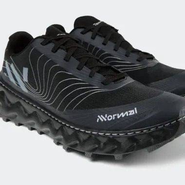 NNORMAL TOMIR 2.0 BLACK ZAPÀTILLAS TRAIL RUNNING UNISEX VISTA LATERAL,ARISTARUN
