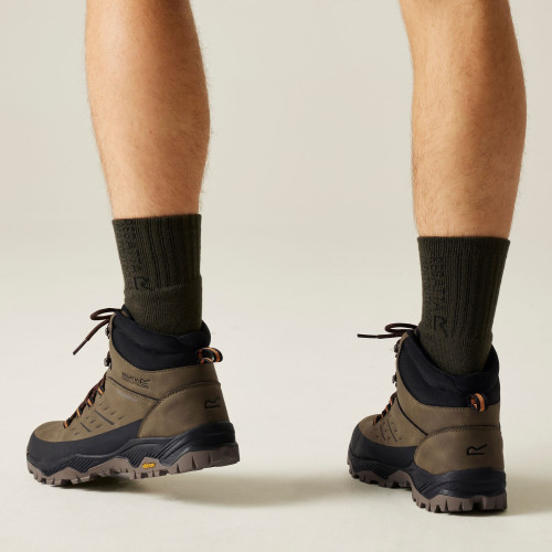 REGATTA BLAKE BOTA PARA HOMBRE MODELO TRASERA, ARISTARUN