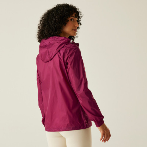 REGATTA PACK-IT III CHAQUETA IMPERMEABLE MUJER ESPALDA MODELO, ARISTARUN