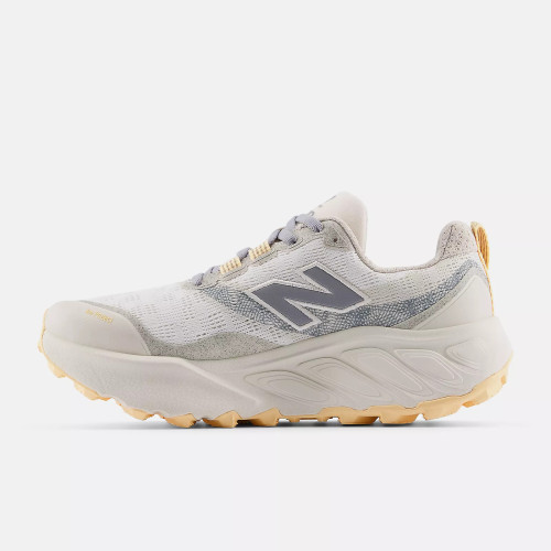 NEW BALANCE FRESH FOAM X HIERRO v9 BLANCO BEIGE ZAPATILLAS TRAIL MUJER LATERAL