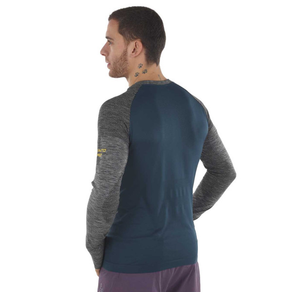 PIMIENTO NEGRO CAMISETA TERMORREGULADORA AZUL OSCURO VISTA PERFIL TRASERA, ARISTARUN