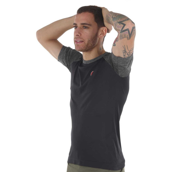 PIMIENTO NEGRO CAMSIETA TERMORREGULADORA NEGRO MANGA CORTA UNISEX VISTA FRONTAL,ARISTARUN