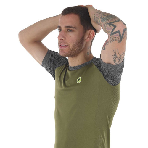 PIMIENTO NEGRO CAMSIETA TERMORREGULADORA VERDE MANGA CORTA UNISEX VISTA FRONTAL,ARISTARUN