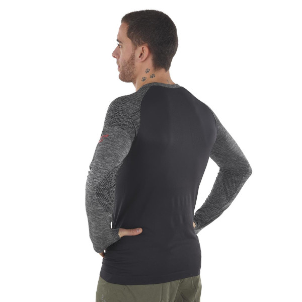 PIMIENTO NEGRO CAMISETA TERMORREGULADORA NEGRA GRIS VISTA TRSASERA PERFIL HOMBRE, ARISTARUN
