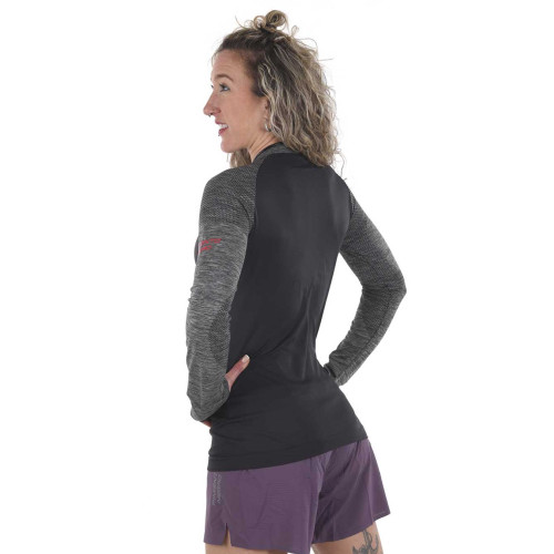 PIMIENTO NEGRO CAMISETA TERMORREGULADORA NEGRA GRIS VISTA TRSASERA PERFIL MUJER, ARISTARUN