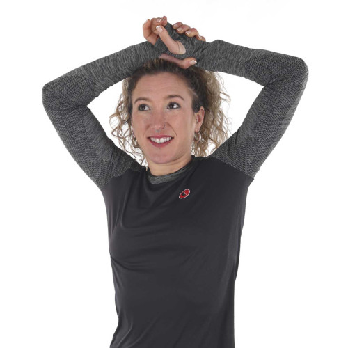 PIMIENTO NEGRO CAMISETA TERMORREGULADORA NEGRA GRIS VISTA DELANTERA MUJER, ARISTARUN