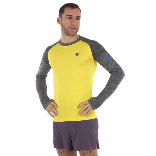 PIMIENTO NEGRO CAMISETA TERMORREGULADORA AMARILLO GRIS UNISEX VISTA FRONTAL, ARISTARUN