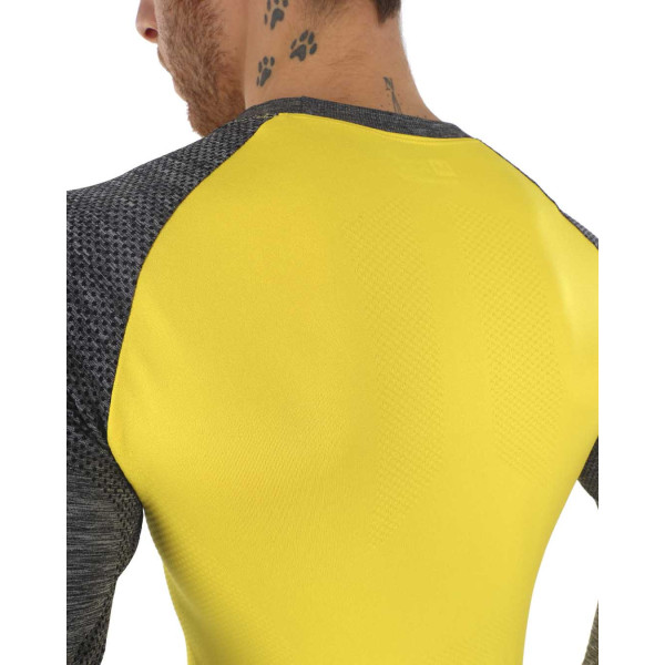 PIMIENTO NEGRO CAMISETA TERMORREGULADORA AMARILLO GRIS UNISEX VISTA ESPALDA, ARISTARUN