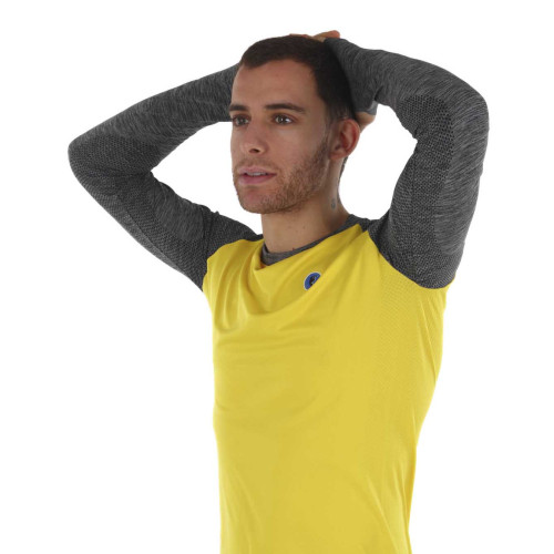 PIMIENTO NEGRO CAMISETA TERMORREGULADORA AMARILLO GRIS UNISEX VISTA PERFIL, ARISTARUN