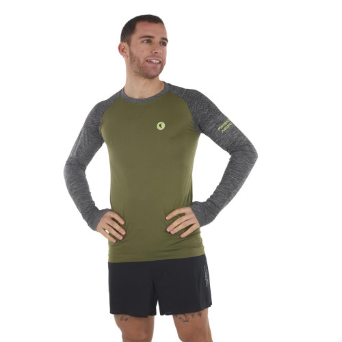 PIMIENTO NEGRO CAMISETA TERMORREGULADORA VERDE GRIS UNISEX VISTA DELANTERA, ARISTARUN
