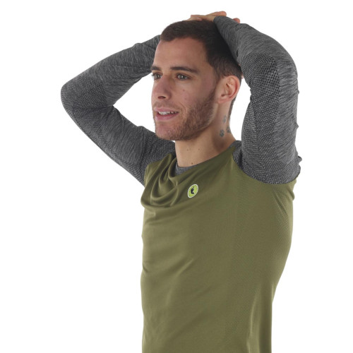 PIMIENTO NEGRO CAMISETA TERMORREGULADORA VERDE GRIS UNISEX VISTA PERFIL, ARISTARUN