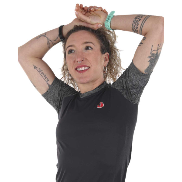 PIMIENTO NEGRO CAMSIETA TERMORREGULADORA NEGRO MANGA CORTA UNISEX VISTA FRONTAL,ARISTARUN