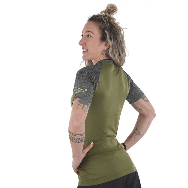 PIMIENTO NEGRO CAMSIETA TERMORREGULADORA VERDE MANGA CORTA UNISEX VISTA LATERAL,ARISTARUN