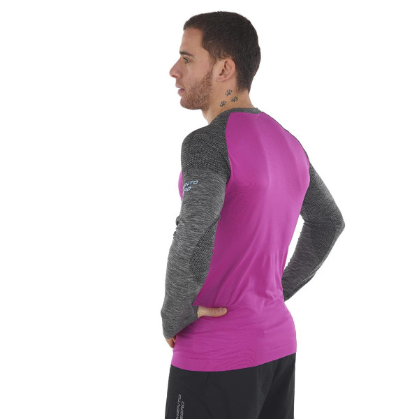 PIMIENTO NEGRO CAMISETA TERMORREGULADORA MORADO GRIS VISTA PERFIL TRASERA HOMBRE, ARISTARUN