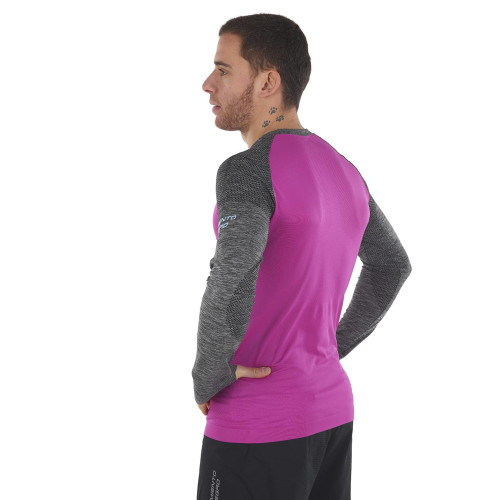 PIMIENTO NEGRO CAMISETA TERMORREGULADORA MORADO GRIS VISTA PERFIL TRASERA HOMBRE, ARISTARUN