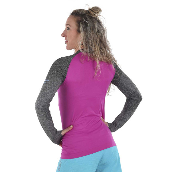 PIMIENTO NEGRO CAMISETA TERMORREGULADORA ROSA GRIS VISTA PERFIL TRASERA MUJER, ARISTARUN