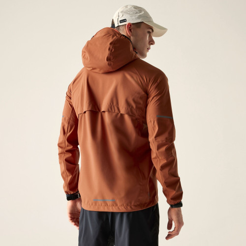 DARE2B ULTRALITE MARRON CHAQUETA IMPERMEABLE HOMBRE TRASERA, ARISTARUN