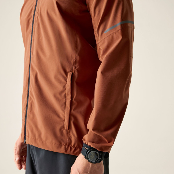 DARE2B ULTRALITE MARRON CHAQUETA IMPERMEABLE HOMBRE LATERAL, ARISTARUN