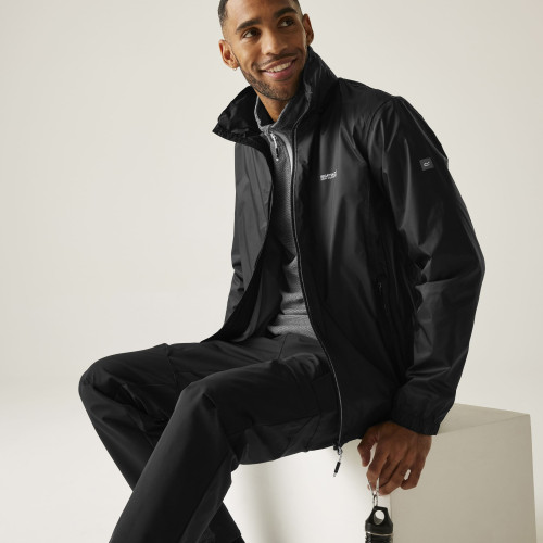 REGATTA LYLE IV  NEGRA CHAQUETA  IMPERMEABLE VISTA PERFIL SENTADO, ARISTARUN