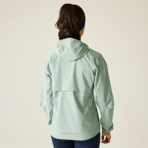 DARE2B ULTRALITE W VERDE GLACIAR CHAQUETA IMPERMEABLE MUJER MODELO TRASERO, ARISTARUN