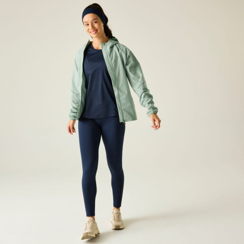 DARE2B ULTRALITE W VERDE GLACIAR CHAQUETA IMPERMEABLE MUJER MODELO FRONTAL, ARISTARUN