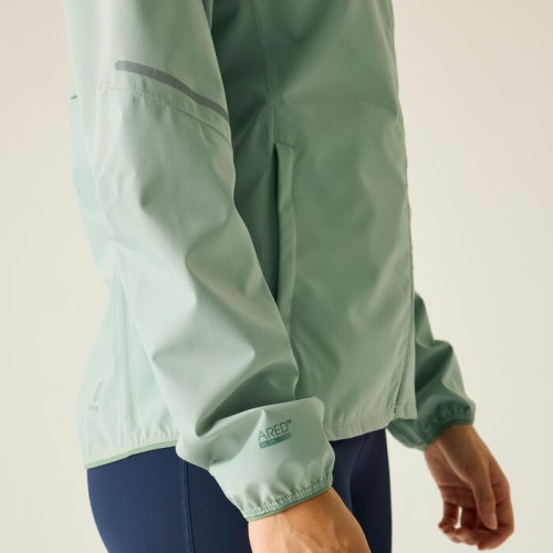 DARE2B ULTRALITE W VERDE GLACIAR CHAQUETA IMPERMEABLE MUJER LATERAL, ARISTARUN