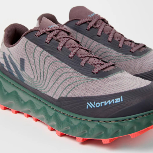 NNORMAL TOMIR 2.0 BURGUNDY ZAPATILLAS TRAIL UNISEX VISTA PERFIL,ARISTARUN