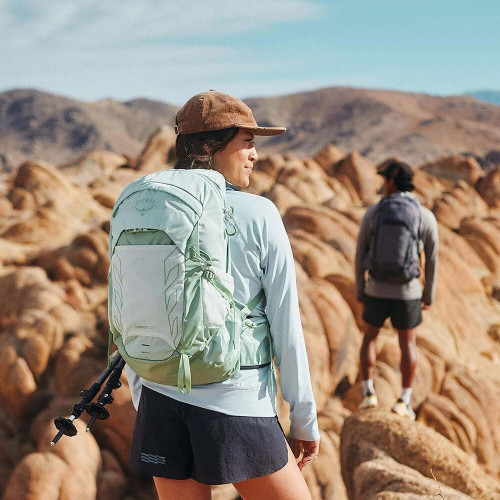 OSPREY TEMPEST 22 VERDE MENTA MOCHILA SENDERISMO VISTA TRASERA PUESTA, ARISTARUN