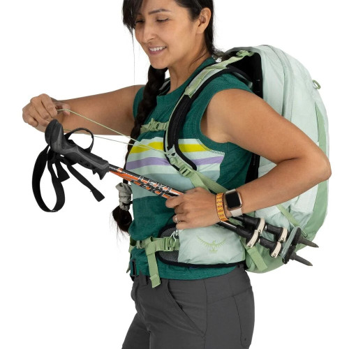 OSPREY TEMPEST 22 VERDE MENTA MOCHILA SENDERISMO VISTA LATERAL BASTONES PUESTA, ARISTARUN