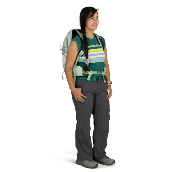 OSPREY TEMPEST 22 VERDE MENTA MOCHILA SENDERISMO VISTA PERFIL PUESTA ASAS, ARISTARUN