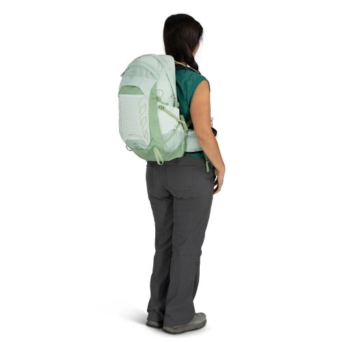 OSPREY TEMPEST 22 VERDE MENTA MOCHILA SENDERISMO VISTA PERFIL DELANTERA PUESTA, ARISTARUN
