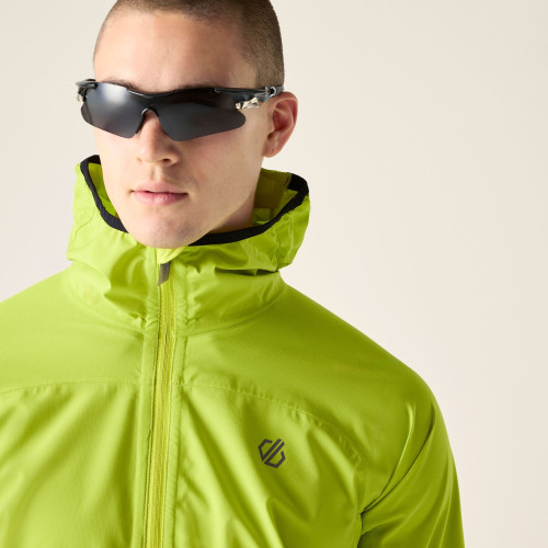 DARE2B ULTRALITE  VERDE LIMA CHAQUETA IMPERMEABLE HOMBRE VISTA PECHO, ARISTARUN