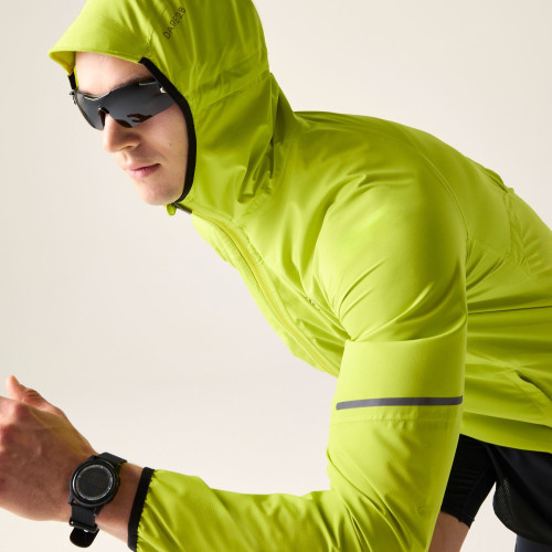 DARE2B ULTRALITE  VERDE LIMA CHAQUETA IMPERMEABLE HOMBRE VISTA MOVIMIENTO, ARISTARUN