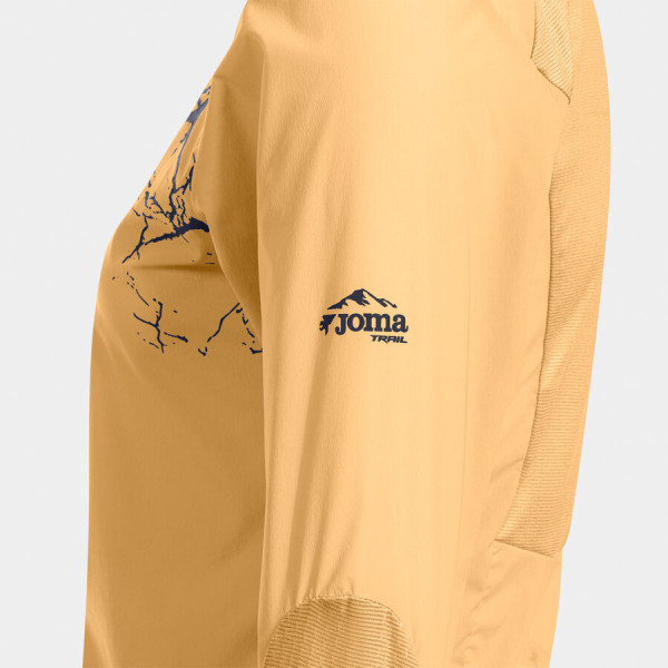 JOMA R-TRAIL NATURE MOSTAZA CORTAVIENTOS MUJER VISTA LATERAL BRAZO, ARISTARUN