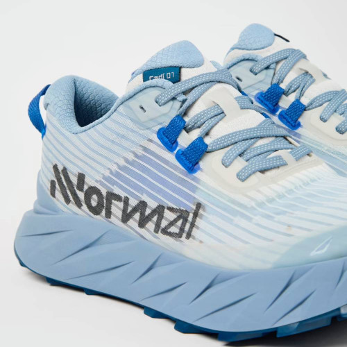 NNORMAL CADÍ AZUL ZAPATILLAS TRAIL RUNNING VISTA LATERAL,ARISTARUN