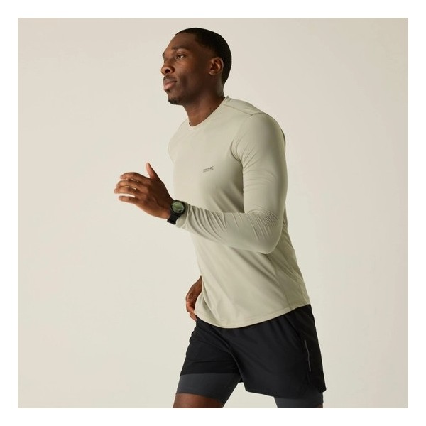 REGATTA MINDO BEIGE CAMISETA MANGA LARGA TECNICA HOMBRE VISTA CORRIENDO, ARISTARUN
