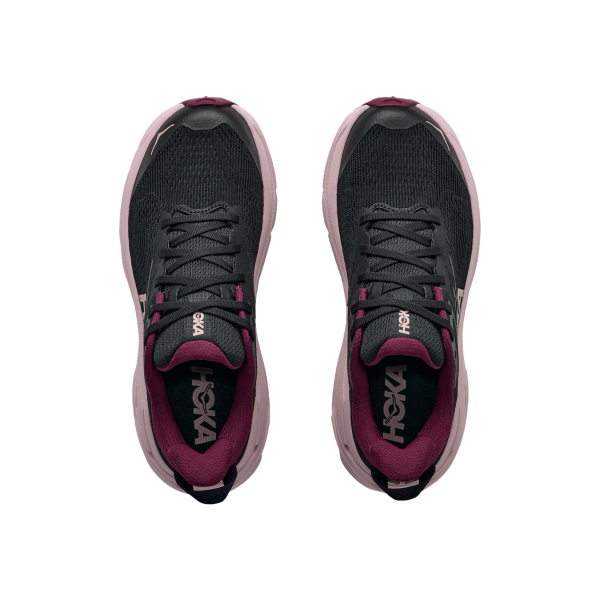 HOKA CHALLENGER 8 NEGRO ROSA ZAPATILLA MIXTA MUJER VISTA PAREJA EMPEINE, ARISTARUN