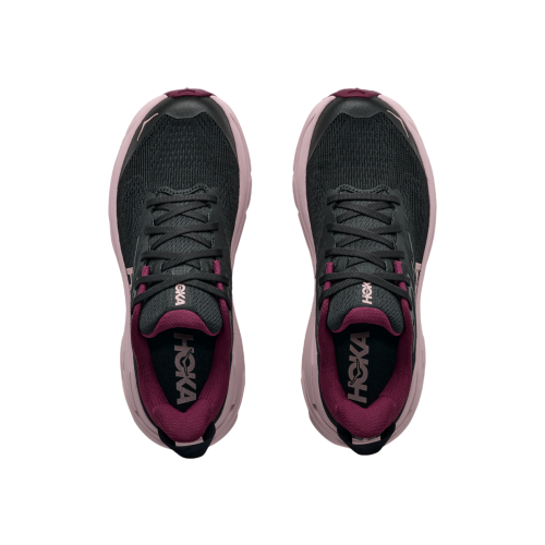 HOKA CHALLENGER 8 NEGRO ROSA ZAPATILLA MIXTA MUJER VISTA PAREJA EMPEINE, ARISTARUN