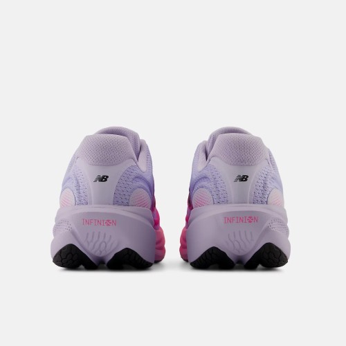 NEW BALANCE INFINION 1080 ROSA LILA ZAPATILLAS RUNNING MUJER VISTA TRASERA PAREJA, ARISTARUN
