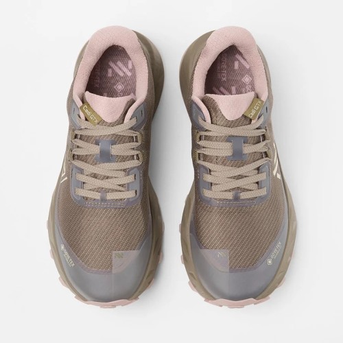 NNORMAL CADÍ GTX BROWN ZAPATILLAS TRAIL MUJER VISTA SUPERIOR PAREJA, ARISTARUN