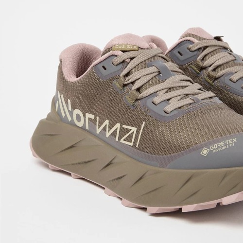 NNORMAL CADÍ GTX BROWN ZAPATILLAS TRAIL MUJER VISTA LATERAL EXTERIOR, ARISTARUN