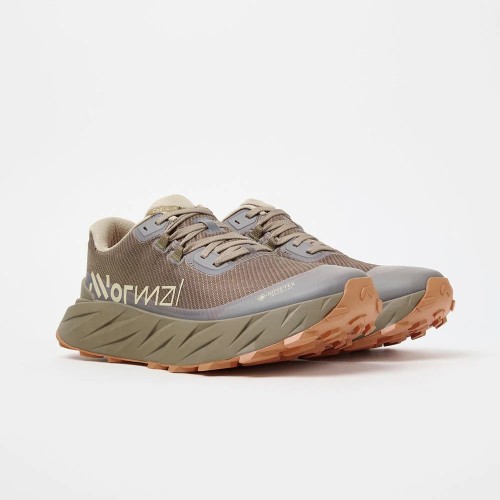 NNORMAL CADÍ GTX BROWN ZAPATILLAS TRAIL HOMBRE VISTA LATERAL PAREJA, ARISTARUN